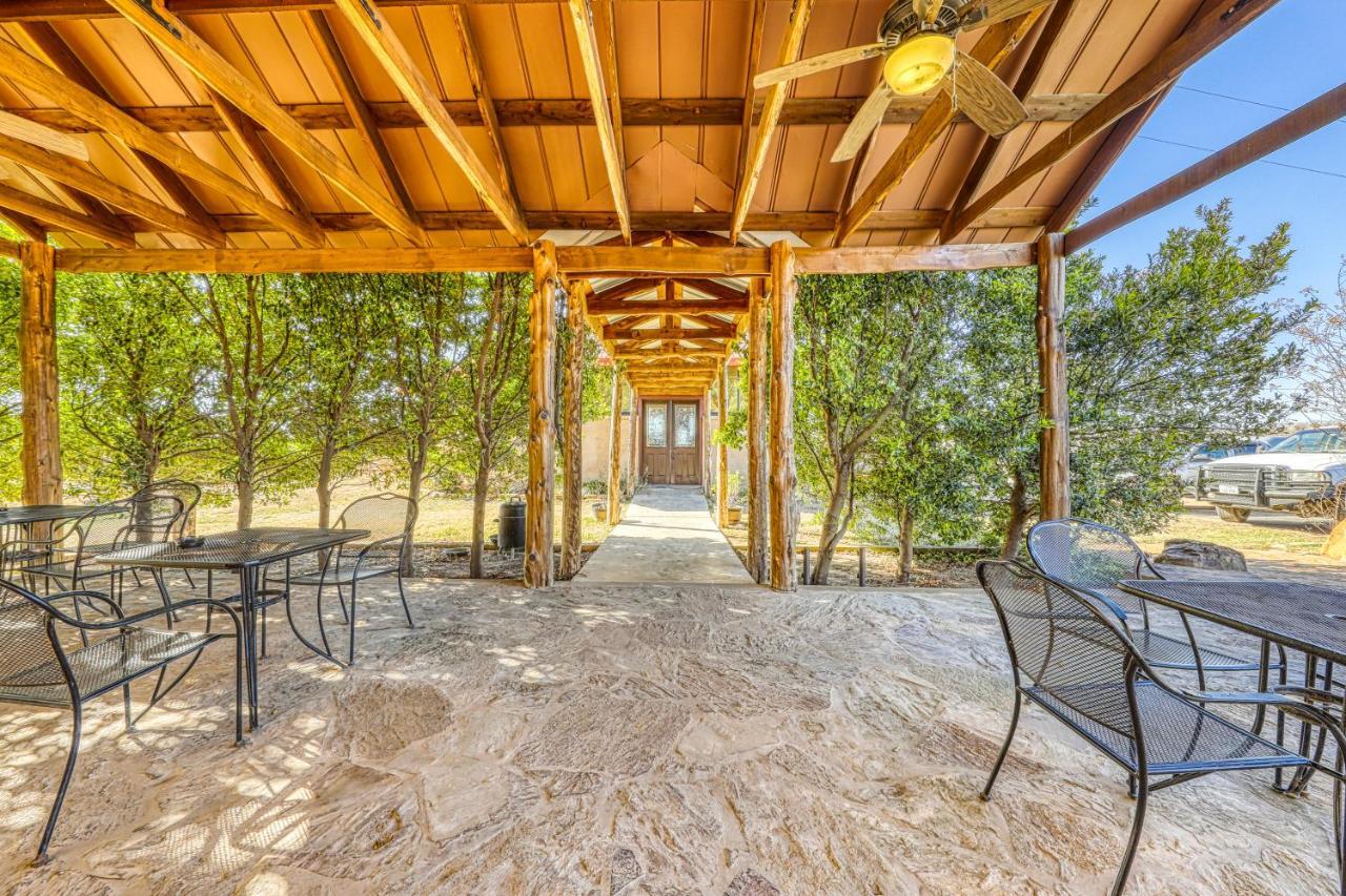Вилла The Pecan @ Mendelbaum Winery Guest Cabins Фредериксберг Экстерьер фото