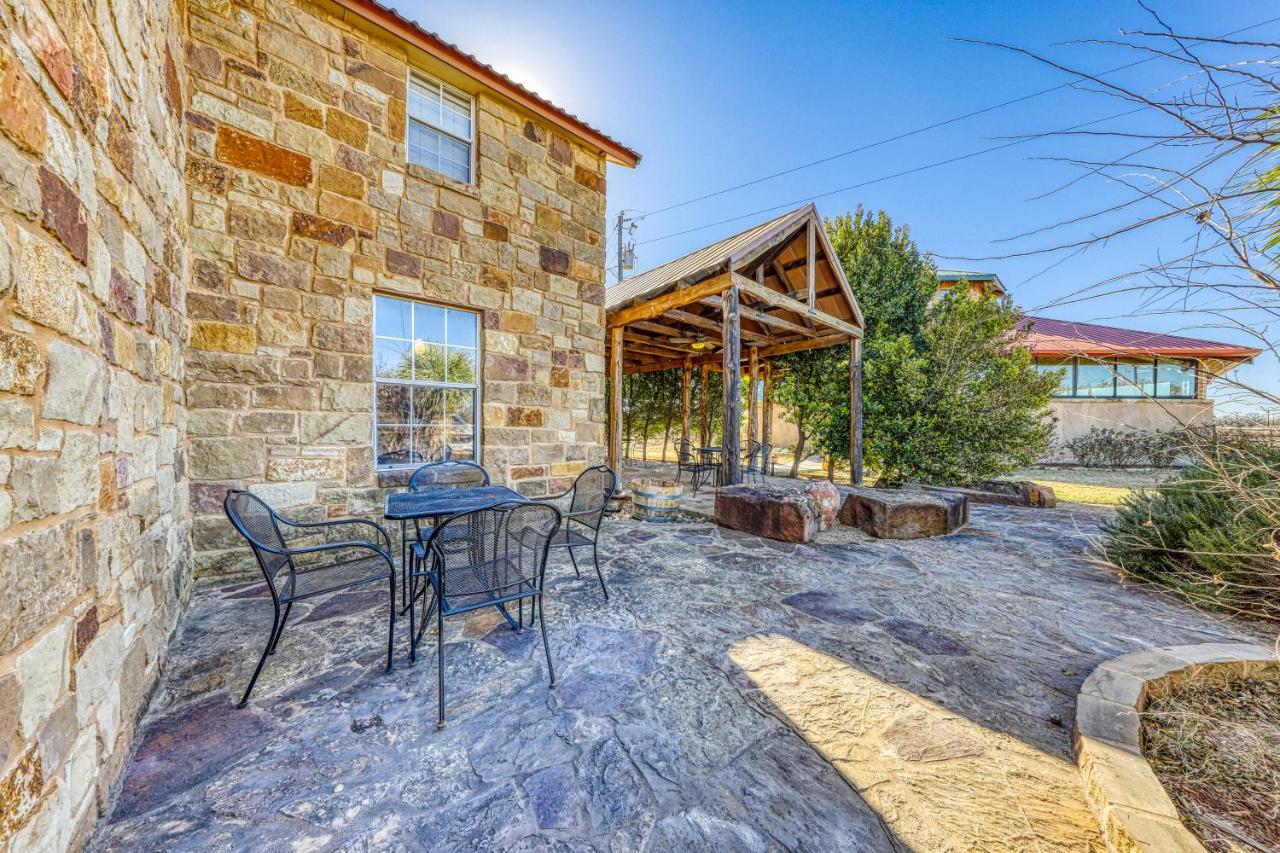 Вилла The Pecan @ Mendelbaum Winery Guest Cabins Фредериксберг Экстерьер фото